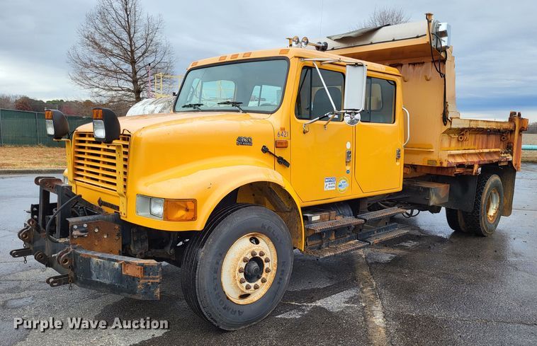 image for item LR9131 2001 International 4900  dump truck