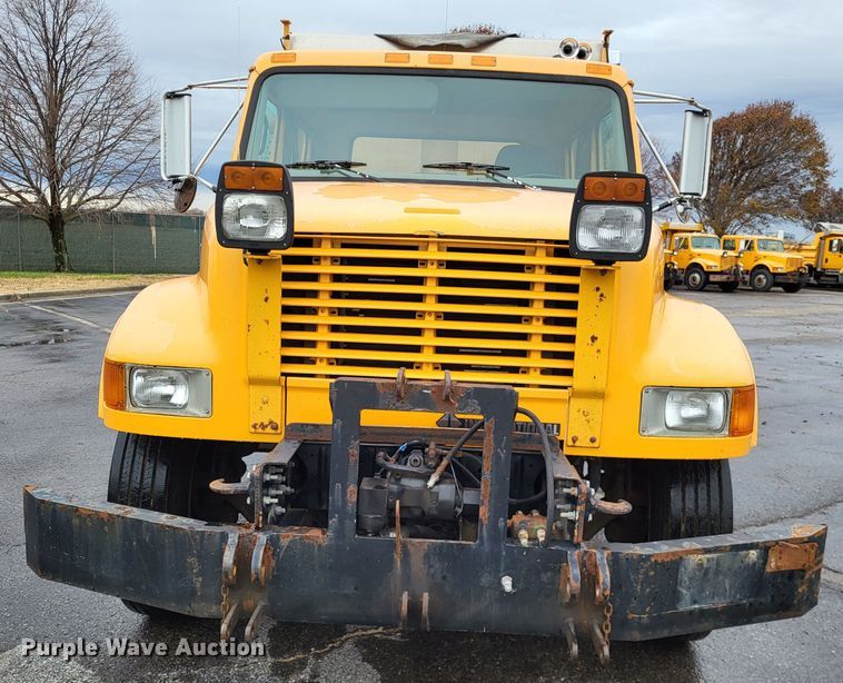 image for item LR9131 2001 International 4900  dump truck