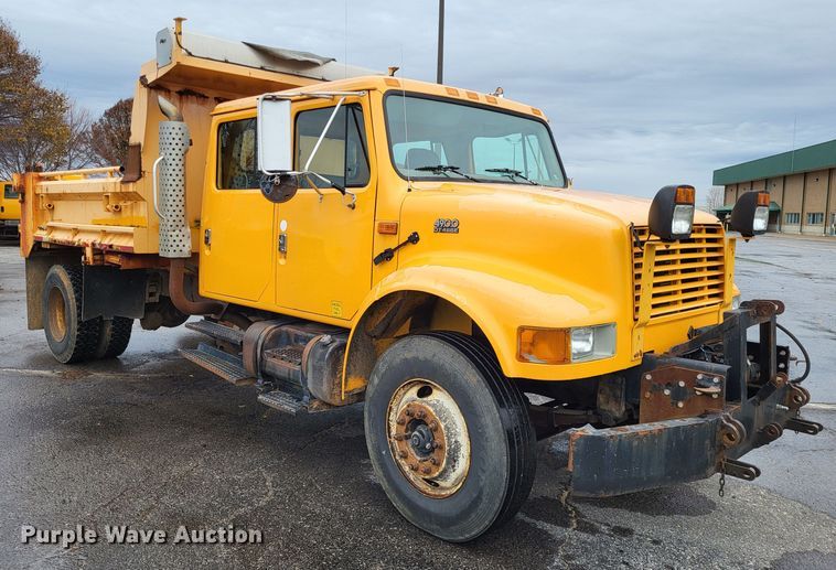 image for item LR9131 2001 International 4900  dump truck