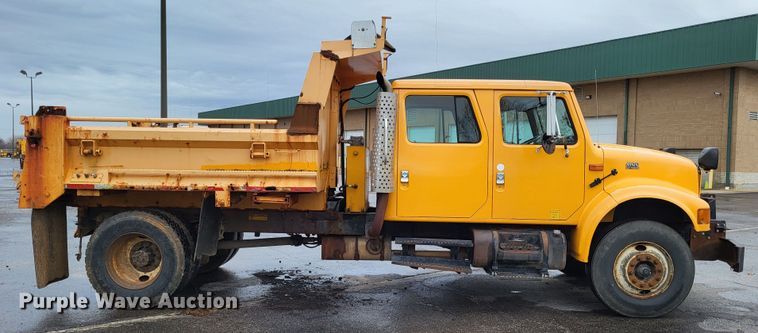 image for item LR9131 2001 International 4900  dump truck