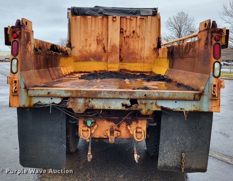 image for item LR9131 2001 International 4900  dump truck