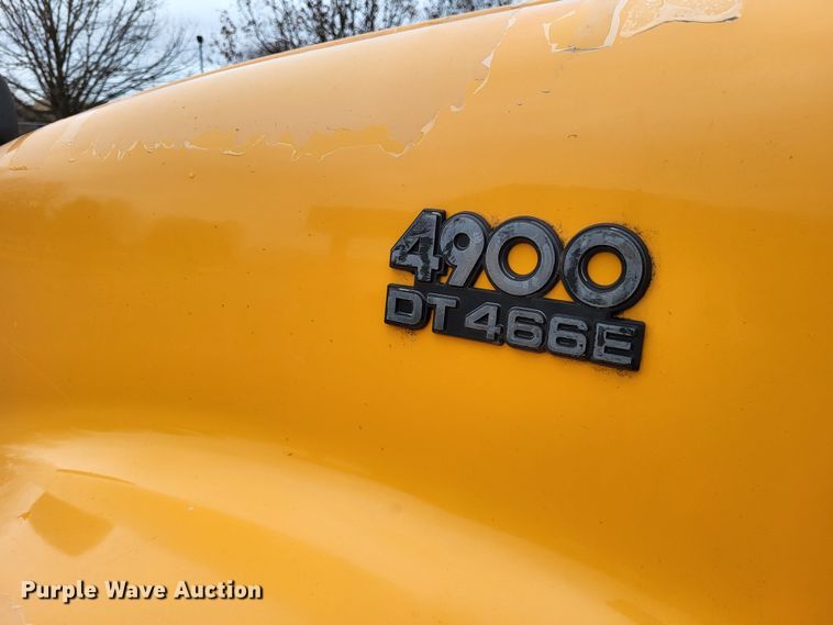 image for item LR9131 2001 International 4900  dump truck