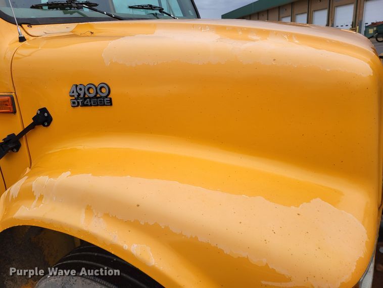 image for item LR9131 2001 International 4900  dump truck