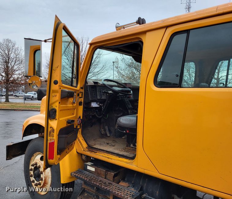 image for item LR9131 2001 International 4900  dump truck