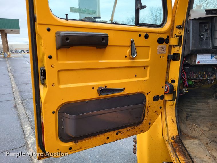 image for item LR9131 2001 International 4900  dump truck