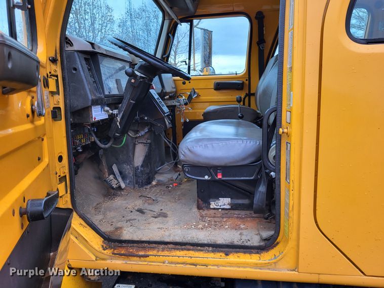 image for item LR9131 2001 International 4900  dump truck