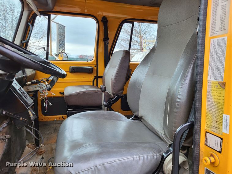 image for item LR9131 2001 International 4900  dump truck