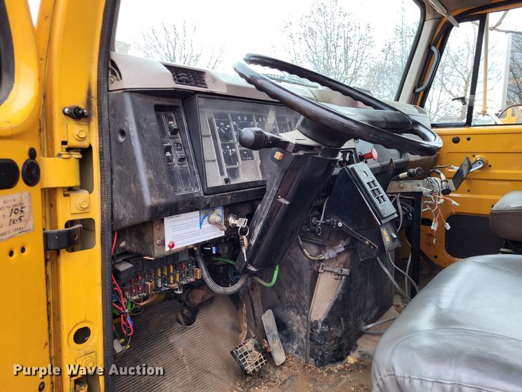 image for item LR9131 2001 International 4900  dump truck