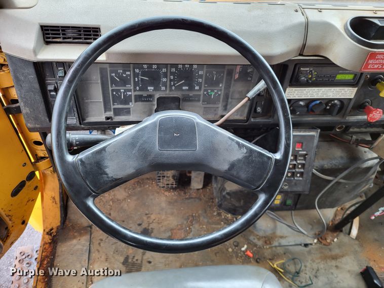 image for item LR9131 2001 International 4900  dump truck