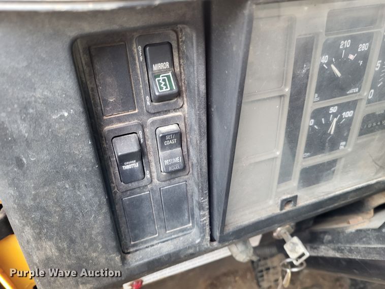 image for item LR9131 2001 International 4900  dump truck