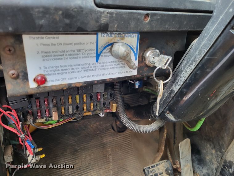 image for item LR9131 2001 International 4900  dump truck