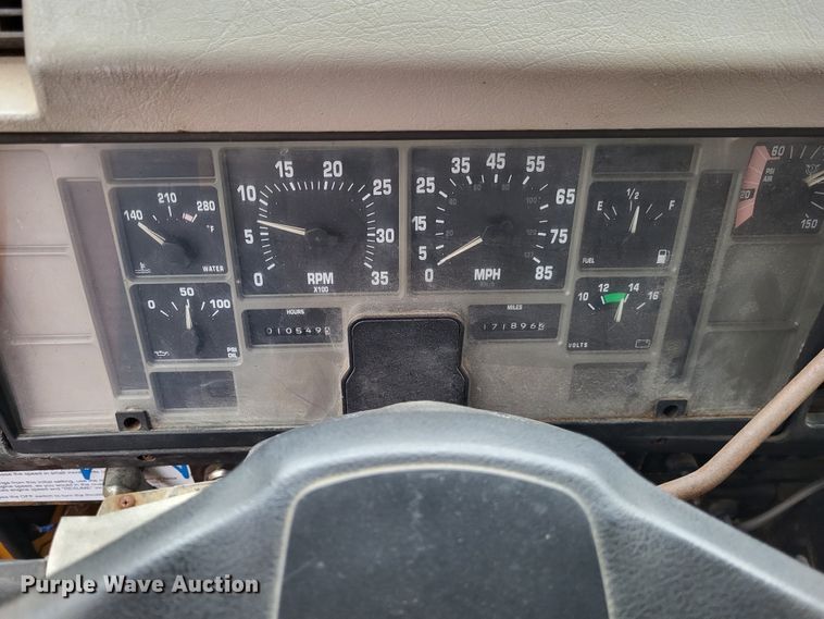 image for item LR9131 2001 International 4900  dump truck