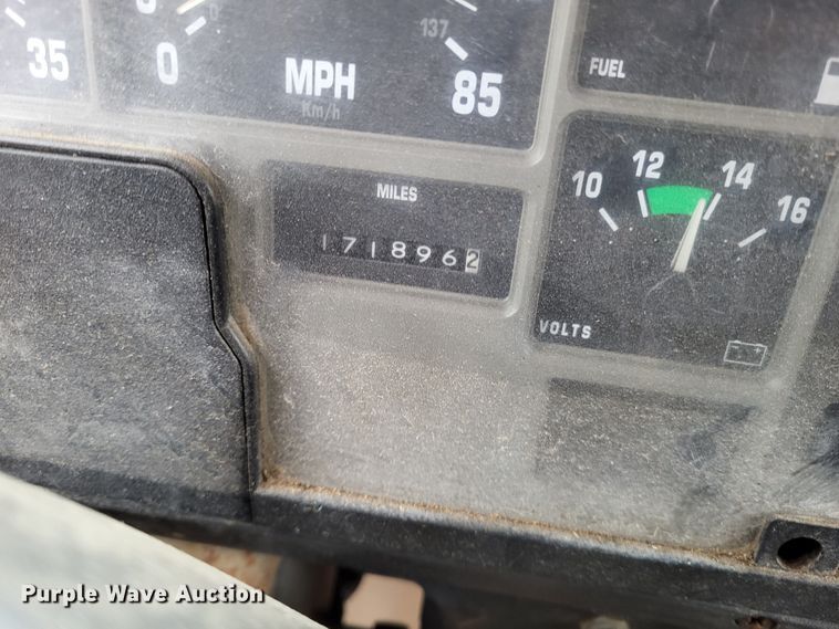 image for item LR9131 2001 International 4900  dump truck