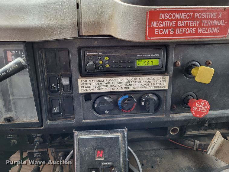 image for item LR9131 2001 International 4900  dump truck