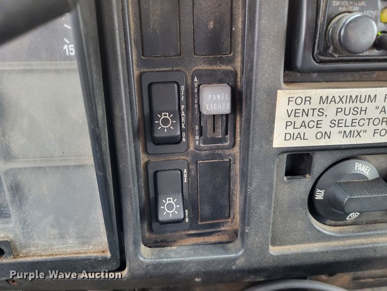 image for item LR9131 2001 International 4900  dump truck