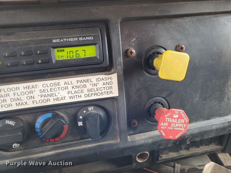 image for item LR9131 2001 International 4900  dump truck