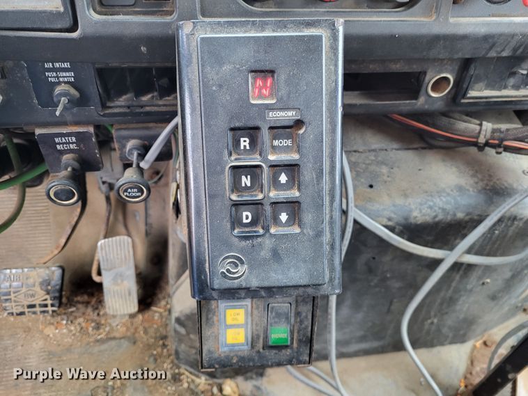 image for item LR9131 2001 International 4900  dump truck