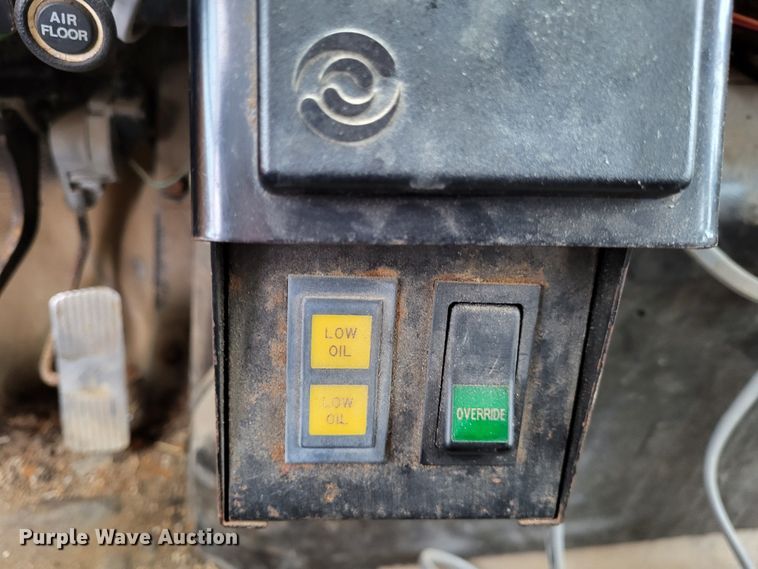 image for item LR9131 2001 International 4900  dump truck