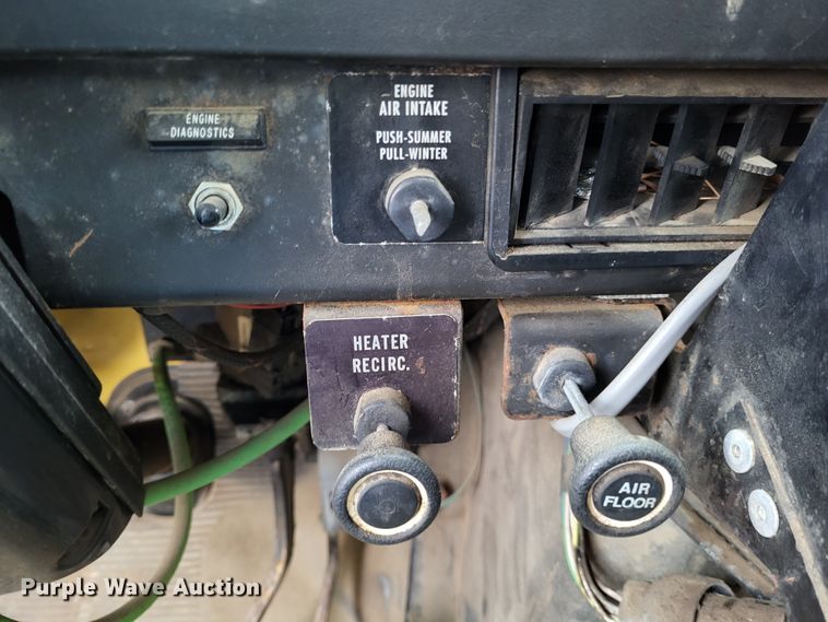 image for item LR9131 2001 International 4900  dump truck