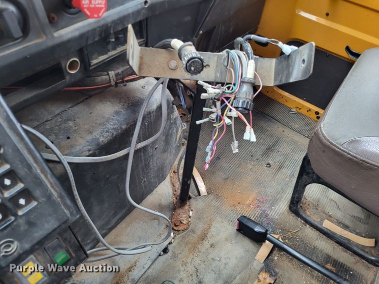 image for item LR9131 2001 International 4900  dump truck