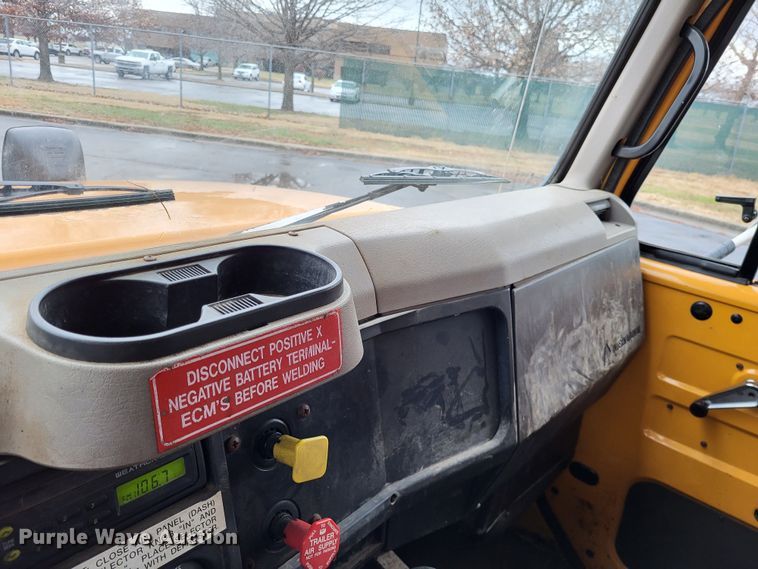 image for item LR9131 2001 International 4900  dump truck