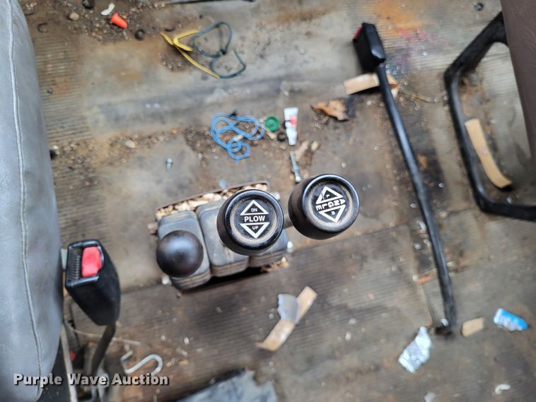 image for item LR9131 2001 International 4900  dump truck