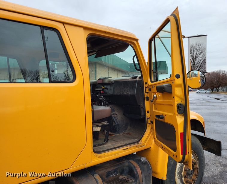 image for item LR9131 2001 International 4900  dump truck