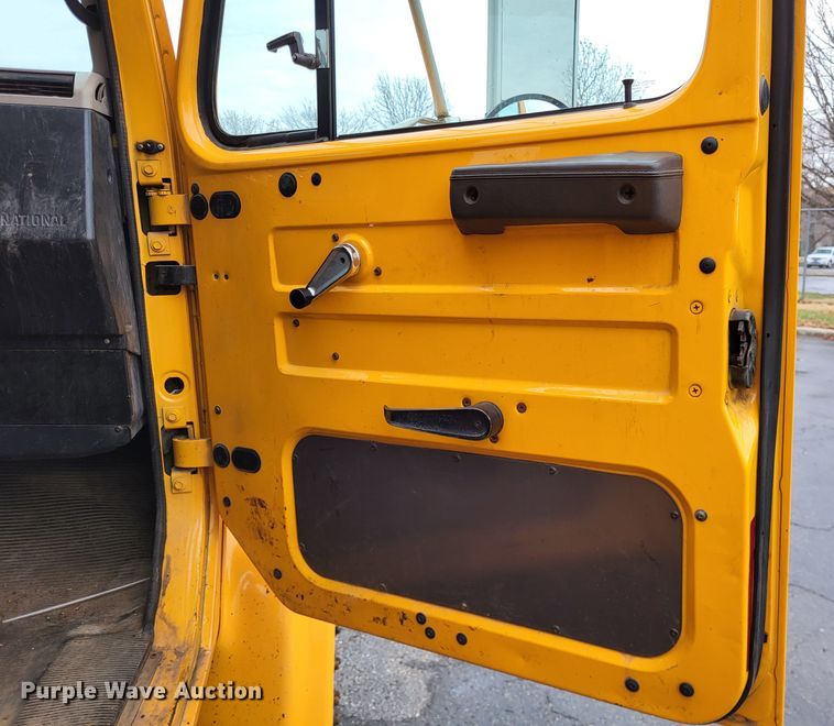 image for item LR9131 2001 International 4900  dump truck