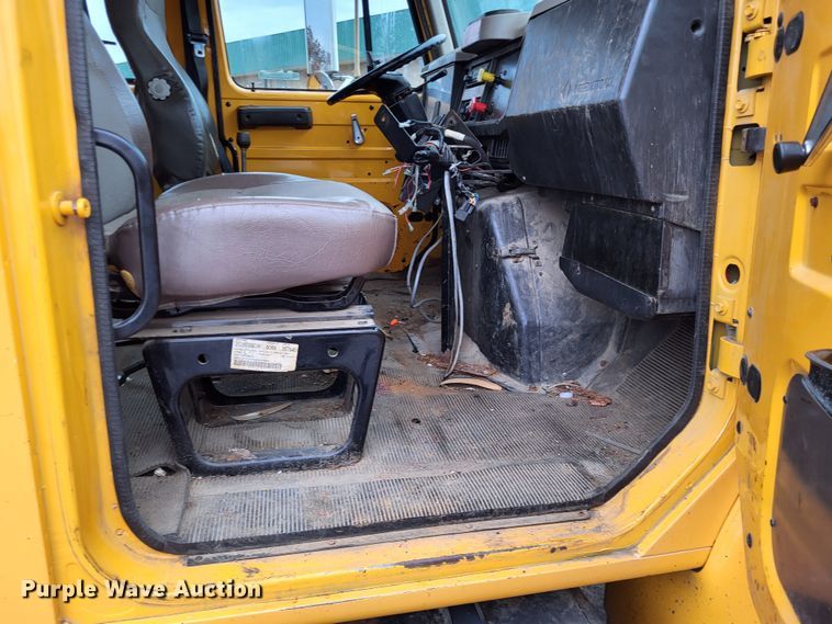 image for item LR9131 2001 International 4900  dump truck