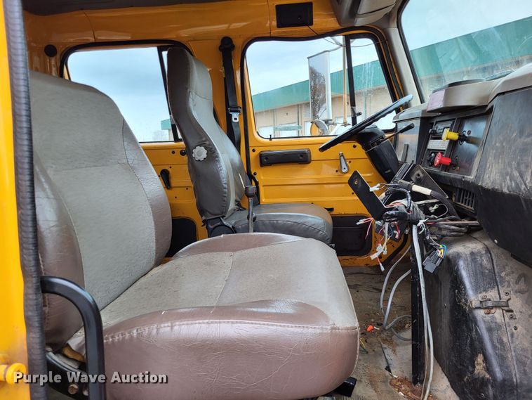 image for item LR9131 2001 International 4900  dump truck