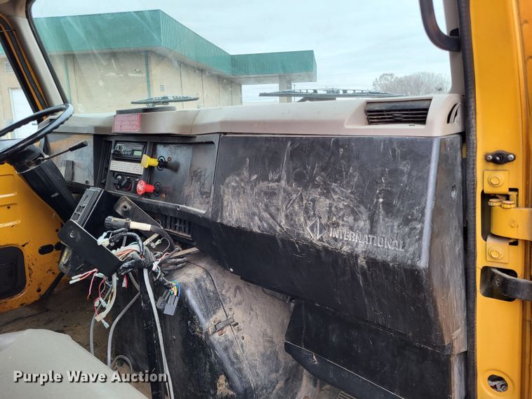 image for item LR9131 2001 International 4900  dump truck