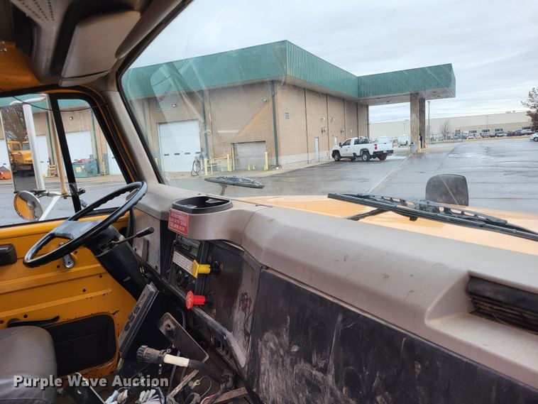 image for item LR9131 2001 International 4900  dump truck