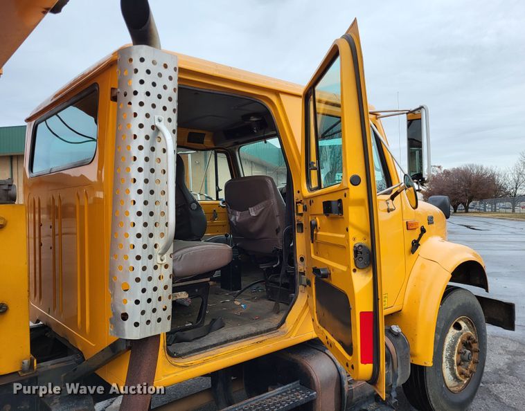 image for item LR9131 2001 International 4900  dump truck