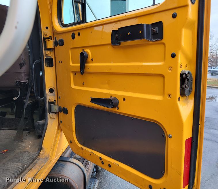 image for item LR9131 2001 International 4900  dump truck