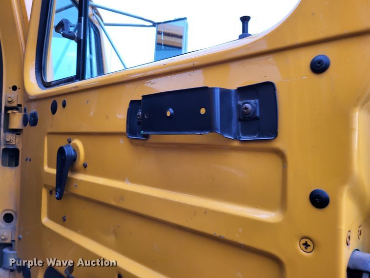 image for item LR9131 2001 International 4900  dump truck