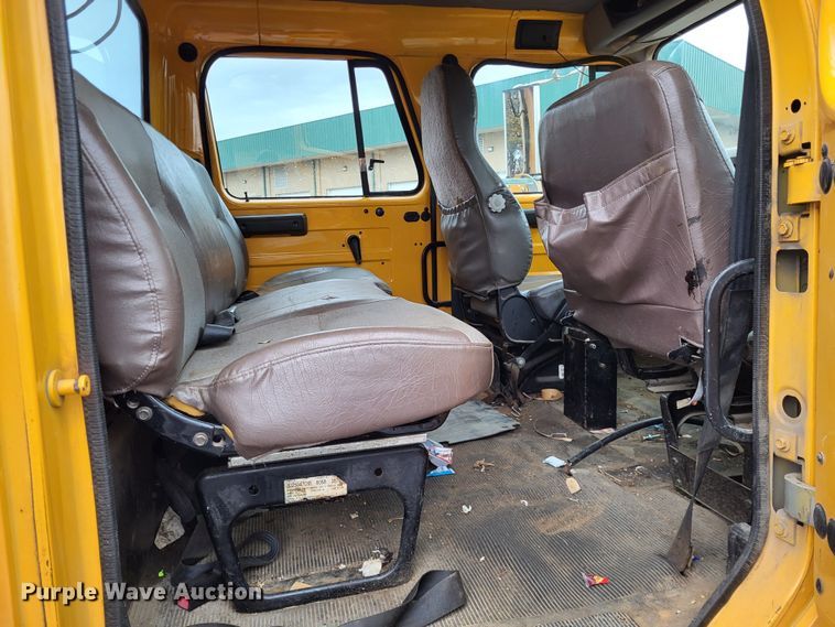 image for item LR9131 2001 International 4900  dump truck