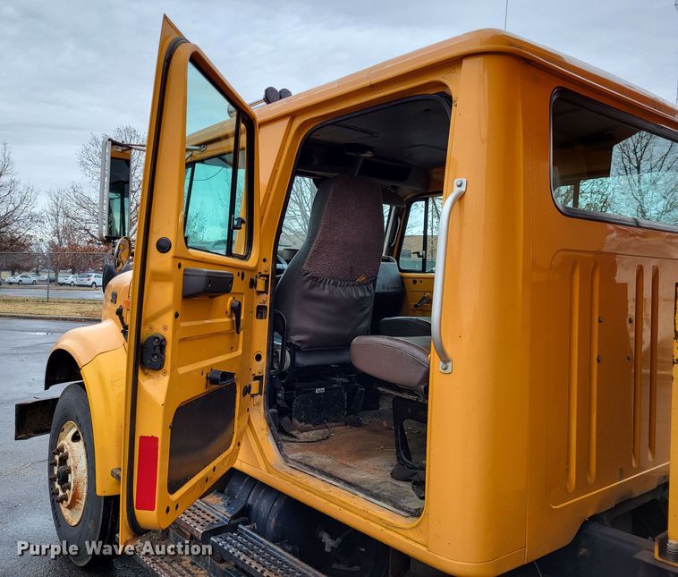 image for item LR9131 2001 International 4900  dump truck