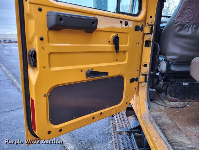 image for item LR9131 2001 International 4900  dump truck