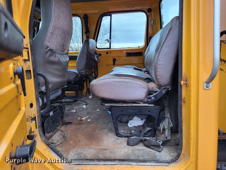 image for item LR9131 2001 International 4900  dump truck