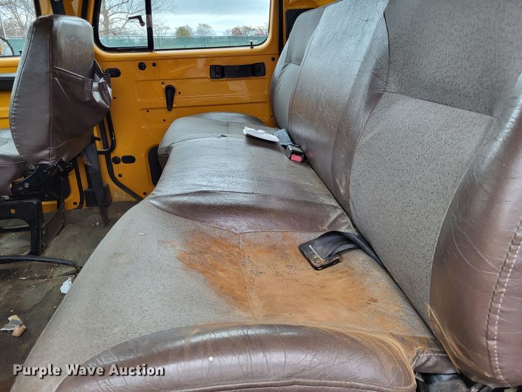 image for item LR9131 2001 International 4900  dump truck