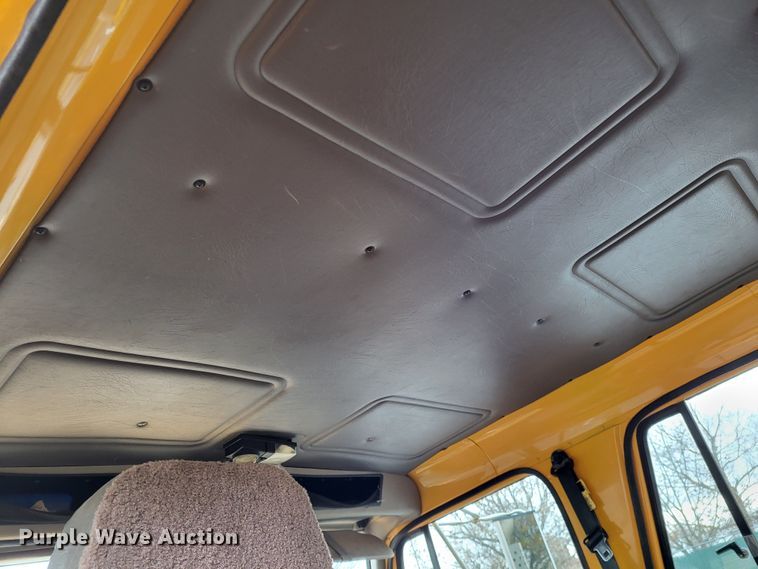 image for item LR9131 2001 International 4900  dump truck