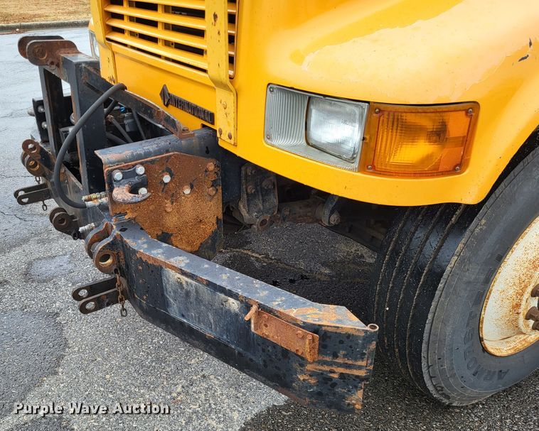 image for item LR9131 2001 International 4900  dump truck