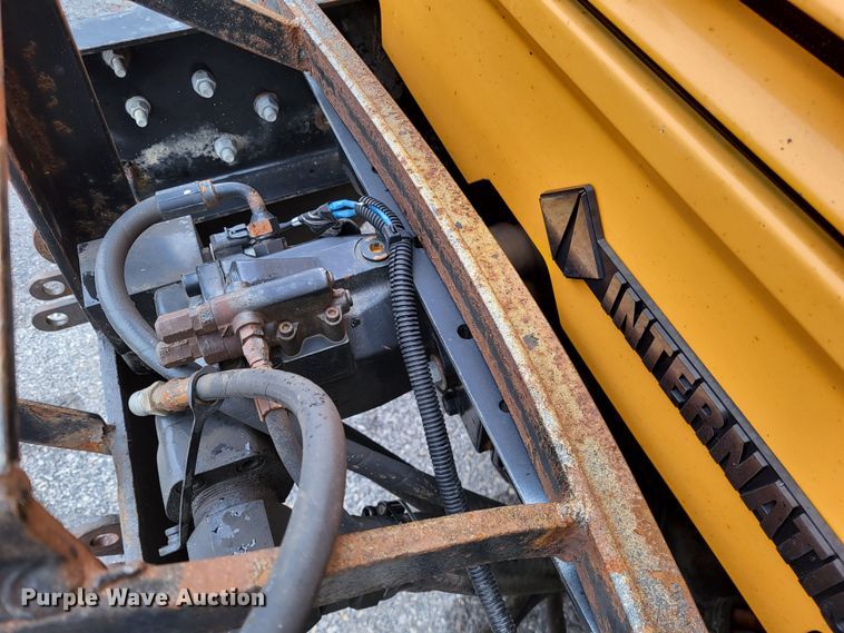 image for item LR9131 2001 International 4900  dump truck