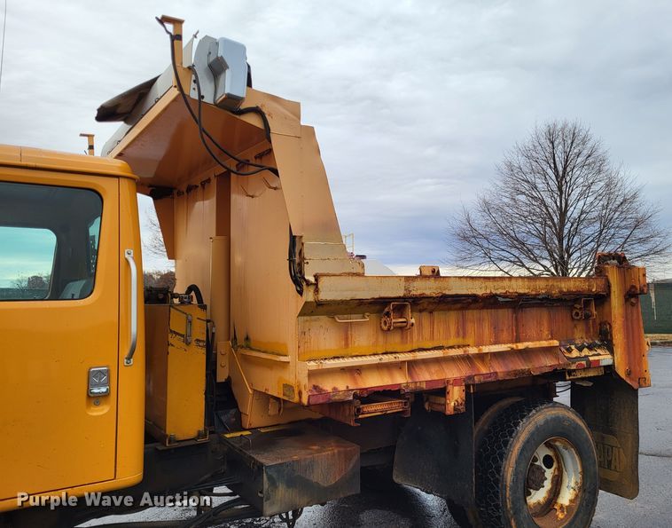 image for item LR9131 2001 International 4900  dump truck