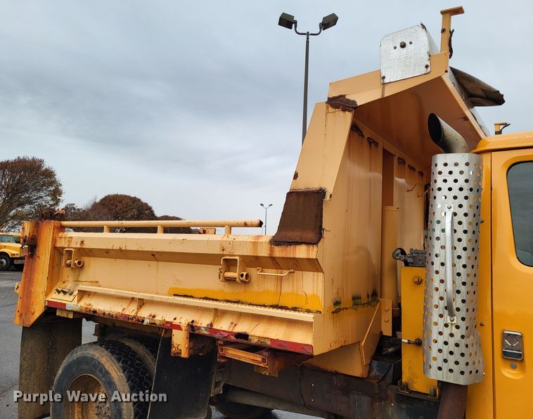 image for item LR9131 2001 International 4900  dump truck