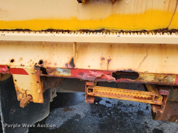 image for item LR9131 2001 International 4900  dump truck