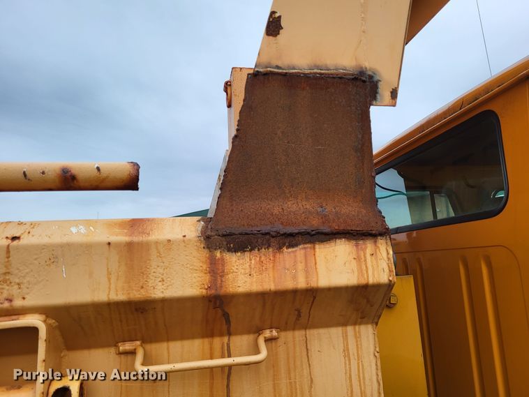 image for item LR9131 2001 International 4900  dump truck