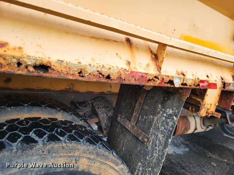 image for item LR9131 2001 International 4900  dump truck