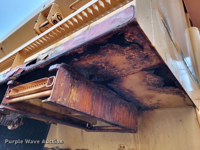 image for item LR9131 2001 International 4900  dump truck