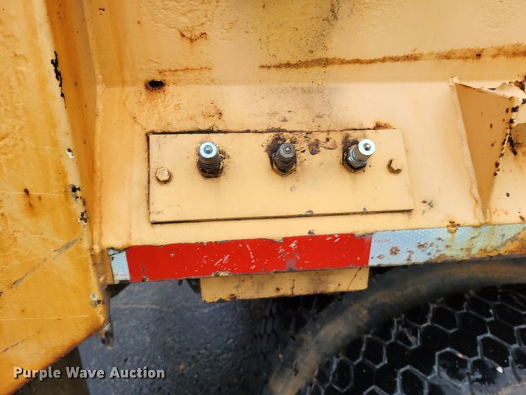 image for item LR9131 2001 International 4900  dump truck